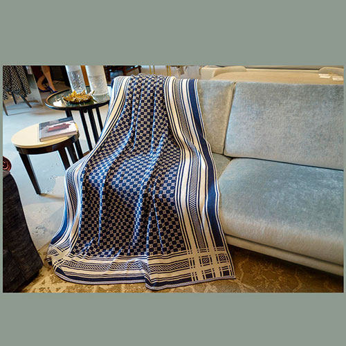 Плед жаккард &laquo;G&raquo; (белый и т.синий)