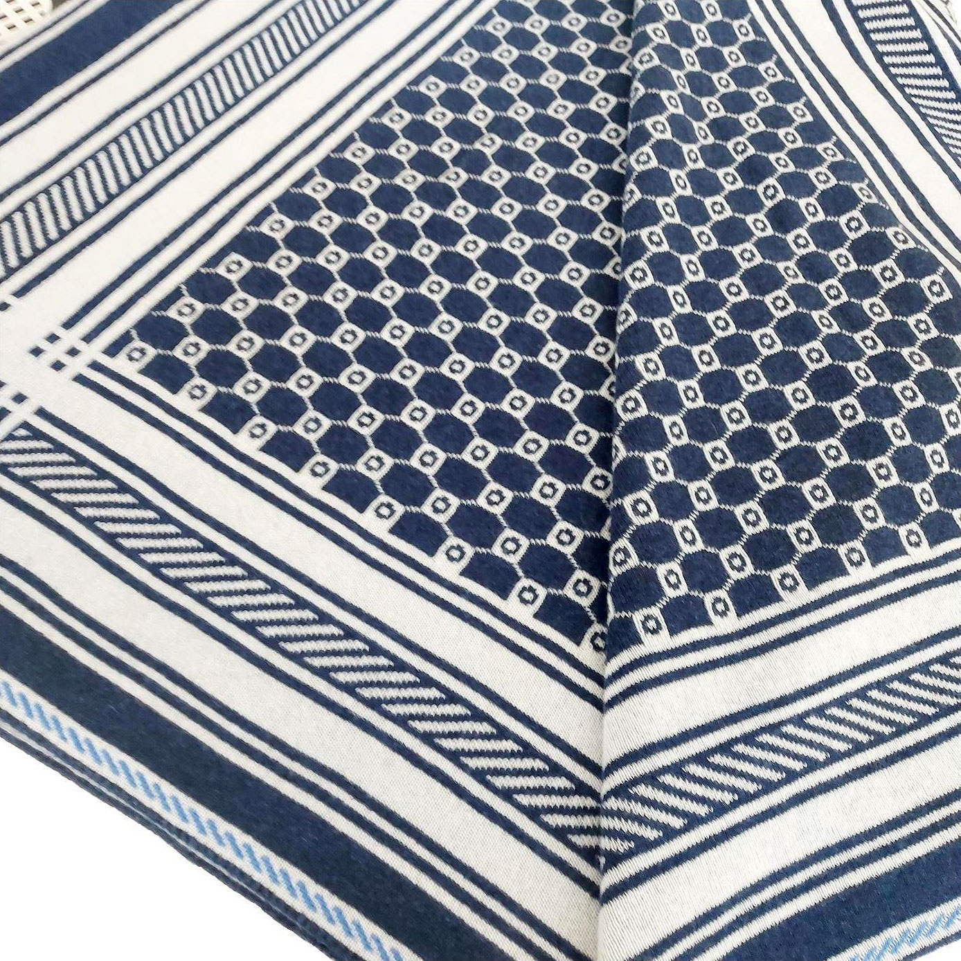 Плед жаккард &laquo;G&raquo; (белый и т.синий)