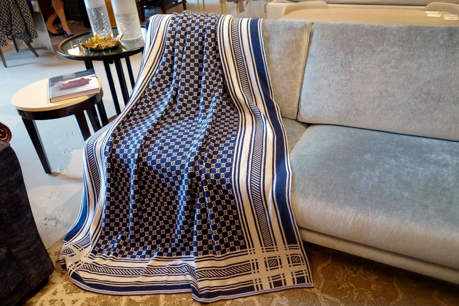 Плед жаккард &laquo;G&raquo; (белый и т.синий)